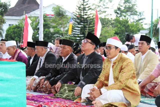 Ratusan Kantong Daging Kurban Dibagikan