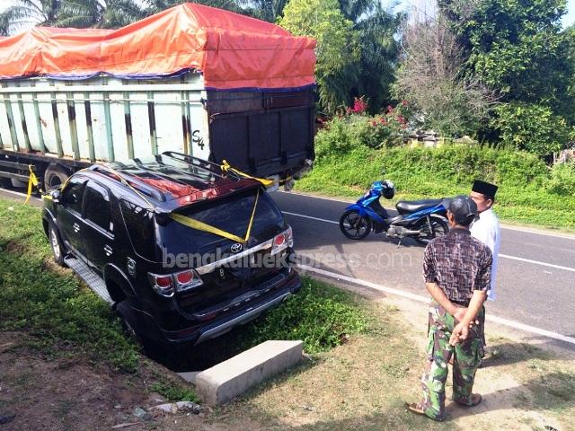 Fortuner Hantam Truk Mogok, Lima Penumpang  Nyaris Tewas