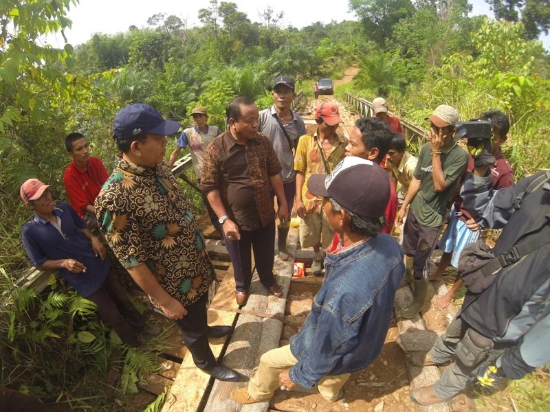 Jalan Tanah dan Tanpa Listrik