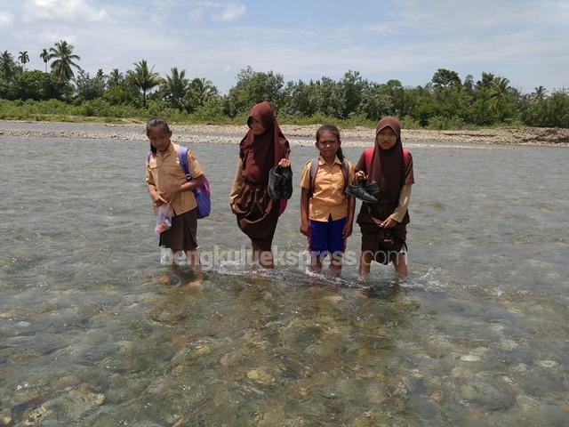 Kegigihan Siswa SMPN 7 Bengkulu Selatan di Desa Muara Danau