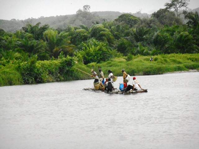 Petani Bandung Ayu Bertaruh Nyawa, Angkut Hasil Pertanian, Seberangi Sungai dengan Rakit