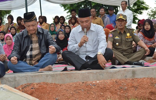 Tito Ziarah ke Makam Bibi Tersayang, Bertemu Kawan saat Kecil