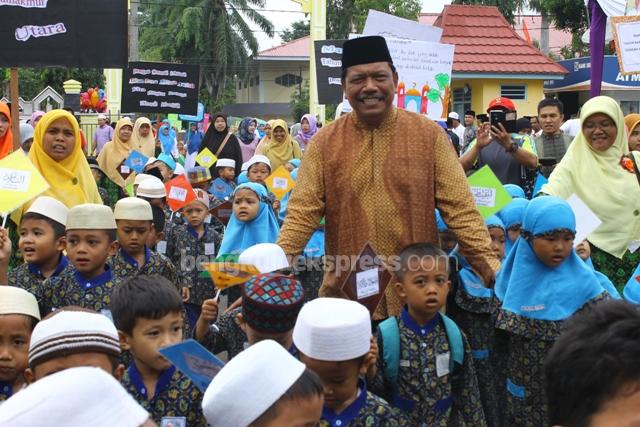 Ribuan Siswa Meriahkan Pawai Ta’aruf