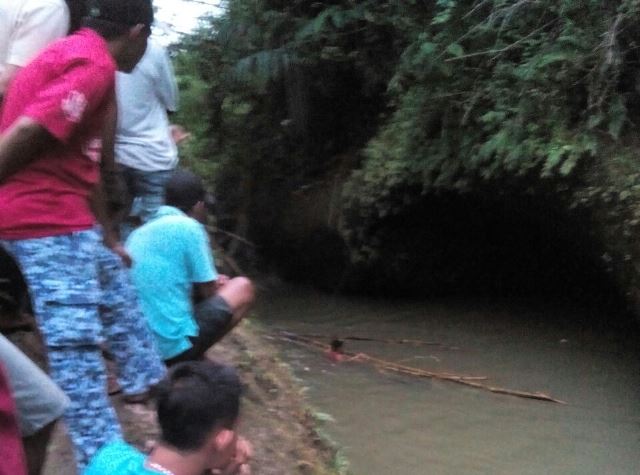 Dump Truk Nyemplung ke Sungai, Sopir Diduga Tewas