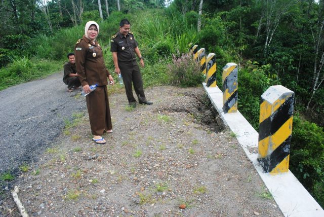 Proyek Jalan  Diduga Amburadul