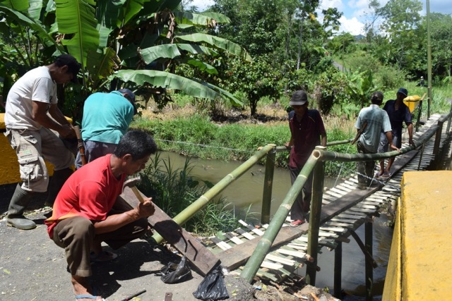 Warga Bangun Jembatan Ambruk