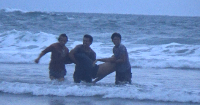 Dua Pemuda Tewas Tenggelam di Pantai Teluk Sepang