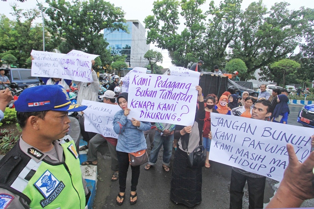 Pedagang Tuntut Perbanyak Pintu Pagar