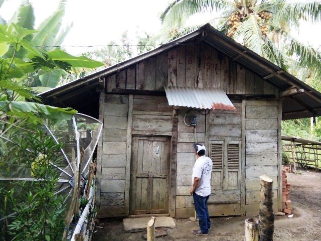 Kerjanya Mencari Ijuk, Tinggal di Gubuk Berlantai Tanah dan Berdinding Papan