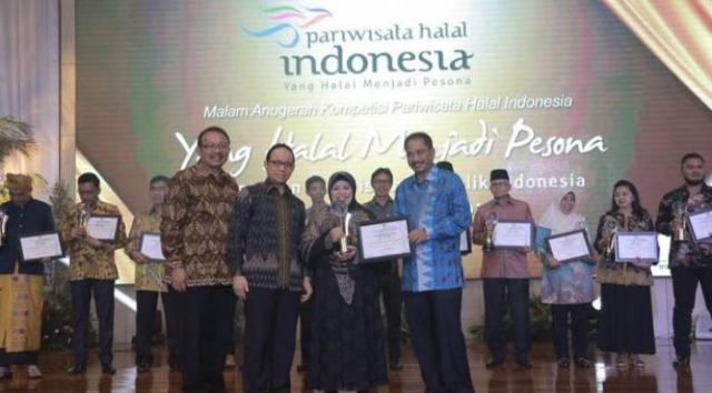 Menpar Arief Yahya Serahkan Anugerah Pariwisata Halal 2016