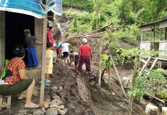 Dihantam Longsor, Rumah Nyaris Ambruk