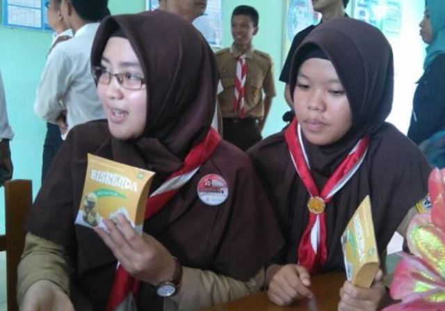 Siswi SMAN 2 Bengkulu Selatan Kembali Unjuk Gigi Ubah Cangkang Keong Mas jadi Biskuit