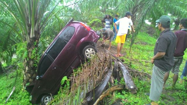 Avanza Nyaris Terjun Ke Jurang