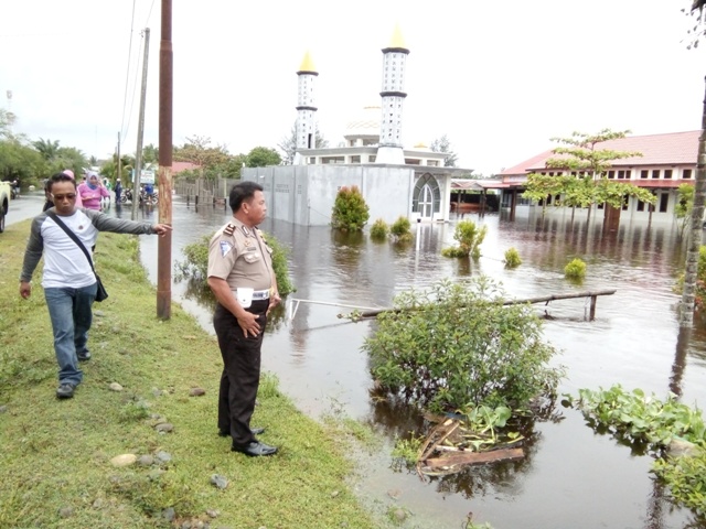 Waspada Banjir dan Gelombang Tinggi