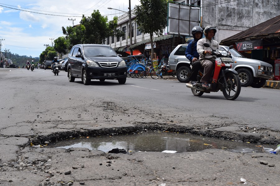 Jalan Poros  Berlubang