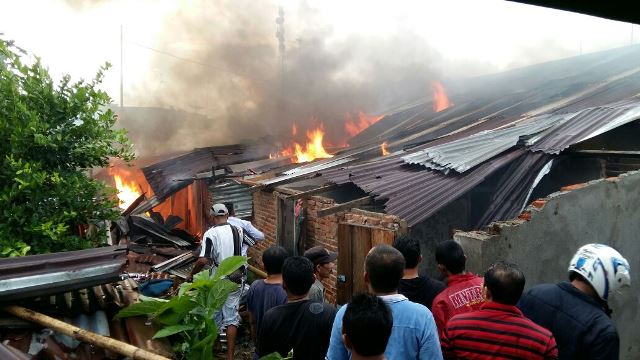 Kebakaran Hebat di Bengkulu Utara, Lima Ruko Ludes, Kakak-Adik Terbakar
