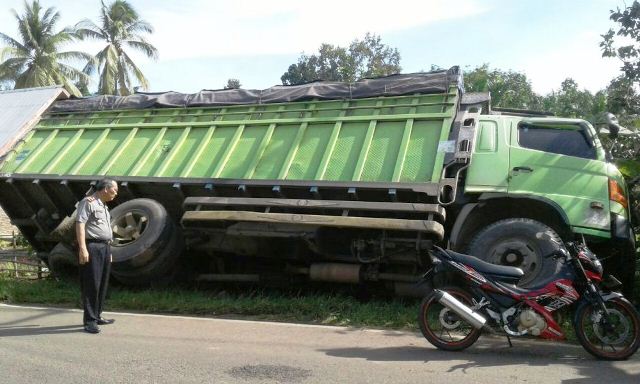 Sehari, Dua Truk  Nyaris Terguling