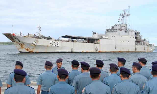 Dua Kapal Perang Sandar di Pulau Baai