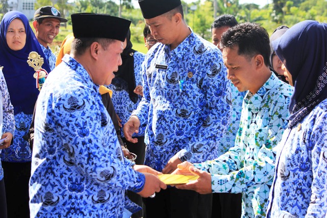 Ratusan PNS Terima  Penghargaan dan Naik Pangkat