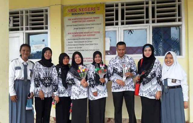 Kemeriahan HGN di SMKN 2 Benteng, Lomba Guru Idola hingga Pasang Dasi