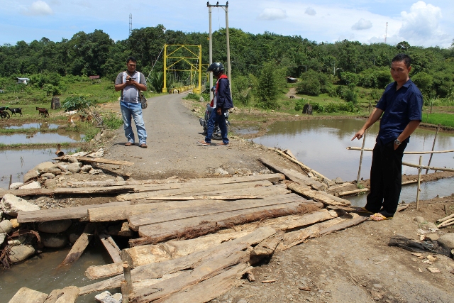 Bangun Jalan, Jembatan Rusak