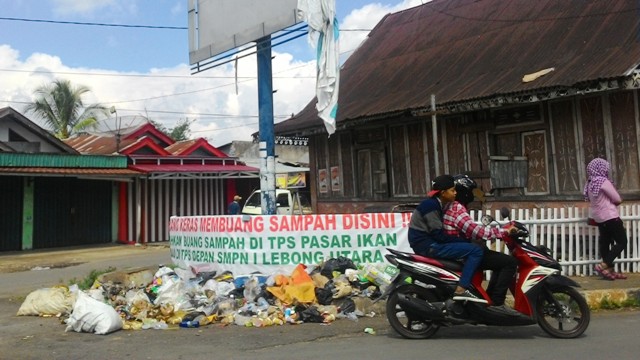 Sampah Berserakan di Pasar Muara Aman