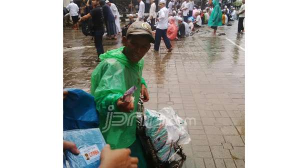 Hamdalah.. Berkat Hujan di Monas, Pak Pardi Dapat Penghasilan Seminggu