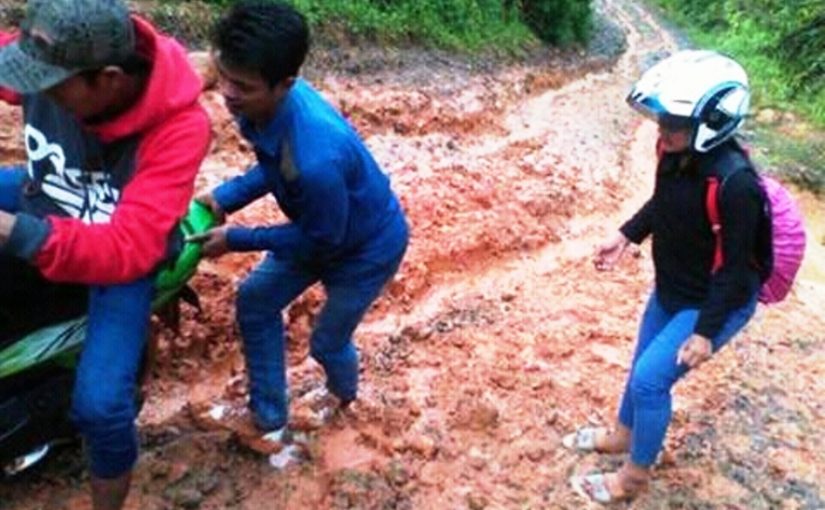 Berlumpur, Warga Minta Jalan Diaspal