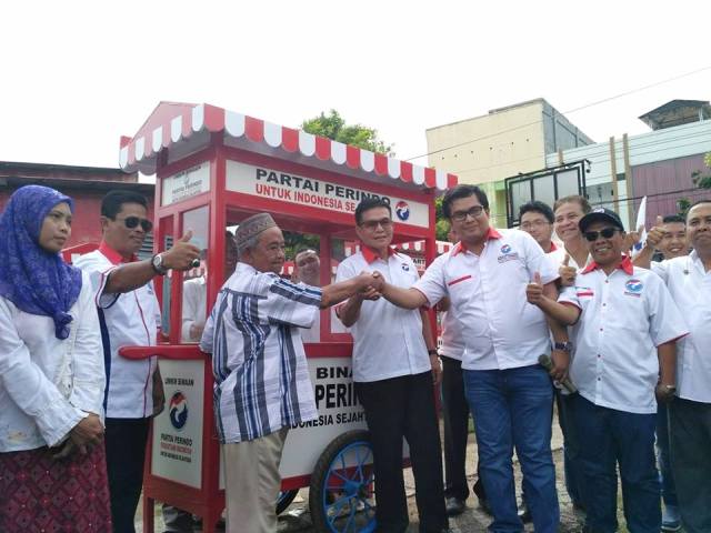 Ketua DPW Perindo Bagikan 25 Gerobak Gratis ke Pedagang