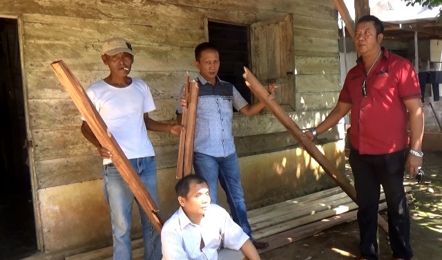 Bedah Rumah Gunakan Kayu Lapuk