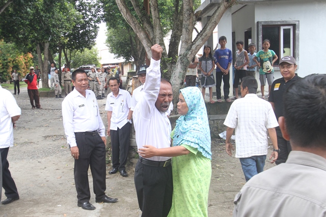 Pembongkaran Warung di Stadion Nyaris Ricuh