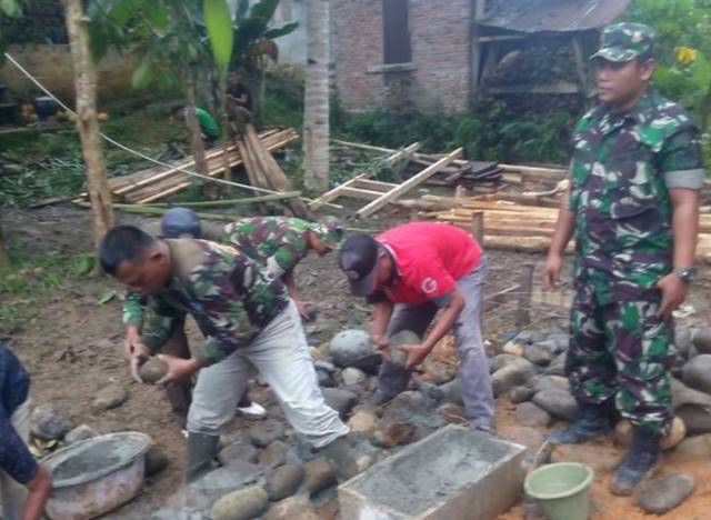 Gotong Royong Perbaiki Rumah Keluarga Tak Mampu