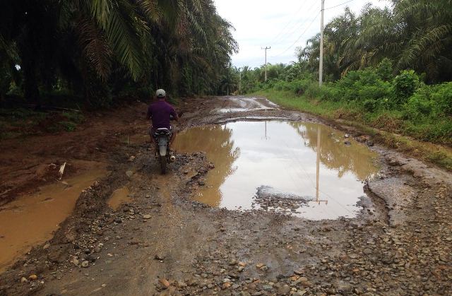 Lubang Besar Mengaga di Jalan Lebong-Bengkulu Utara