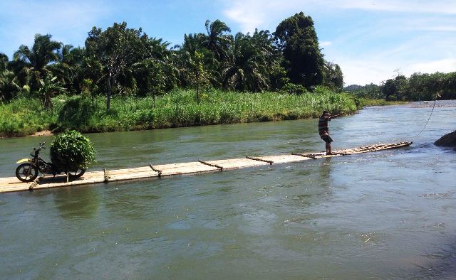 Tak Ada Jembatan,  Warga Gunakan Rakit