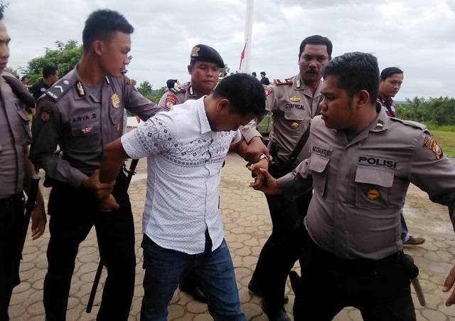 Pendemo Turunkan Bendera Merah Putih