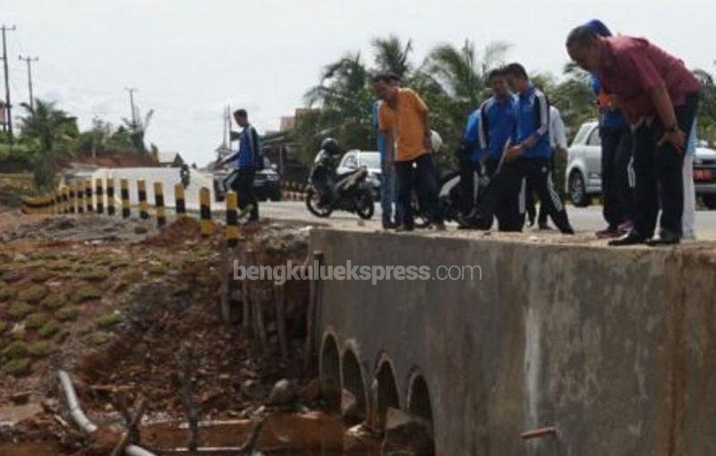 Dewan Kota Sidak Jalan Dharma Wanita, Temukan Penyangga Jalan Longsor