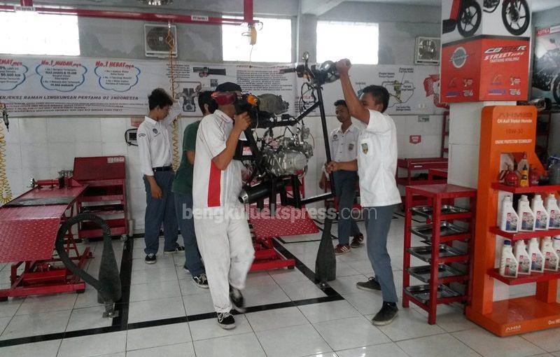 Siswa SMKS 9 Dibina Honda