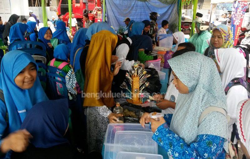 Bazar Makanan dan Kerajinan Siswa