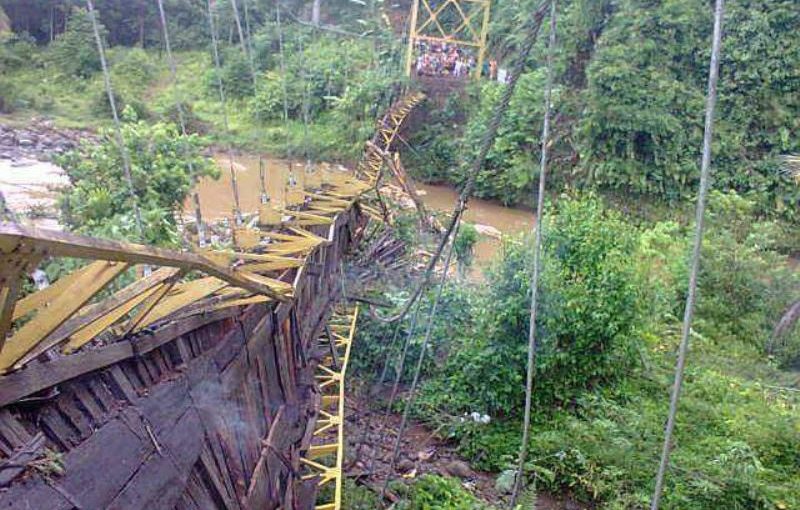 Jembatan Penghubung Putus, Ribuan Masyarakat Desa Batu Roto Terisolir