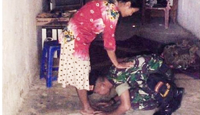 Foto TNI Cium Kaki Ibu Jadi Viral di Facebook