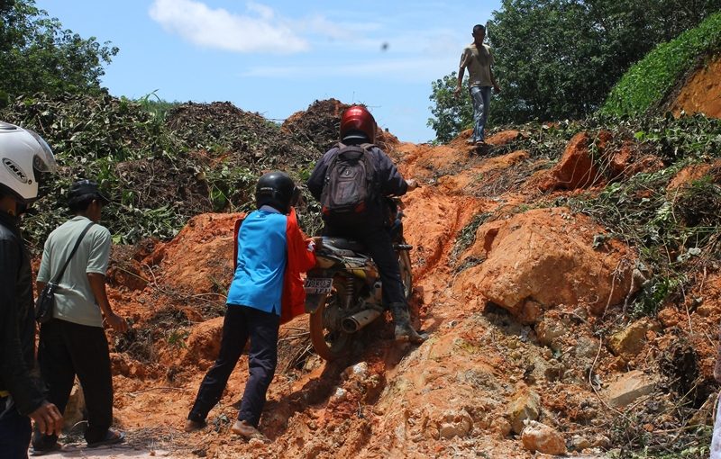 Jalan Nasional Tertutup Longsor