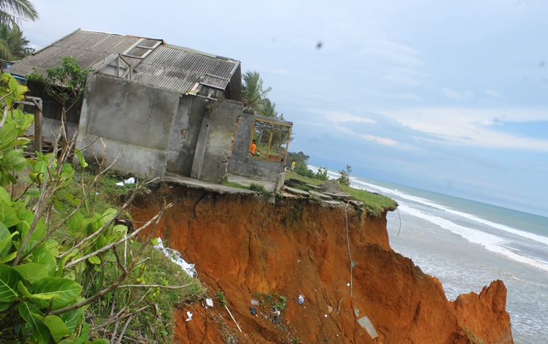 Puluhan Rumah Terancam Terjun ke Laut