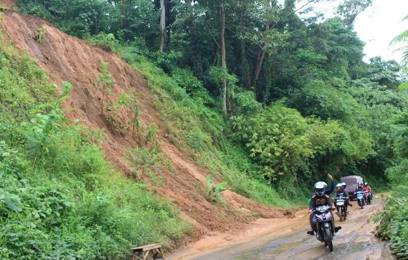 Jalan Nasional Tertutup Lumpur