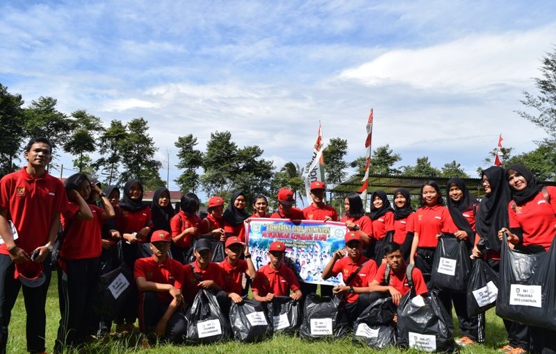Pasukan Purna Paskibra Indonesia Pungut Sampah