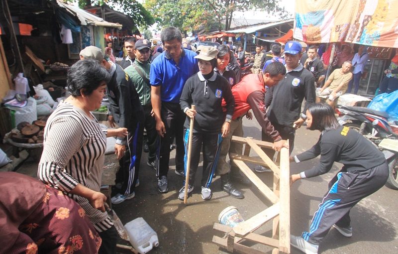 Tolak Ditertibkan, Pedagang Pingsan