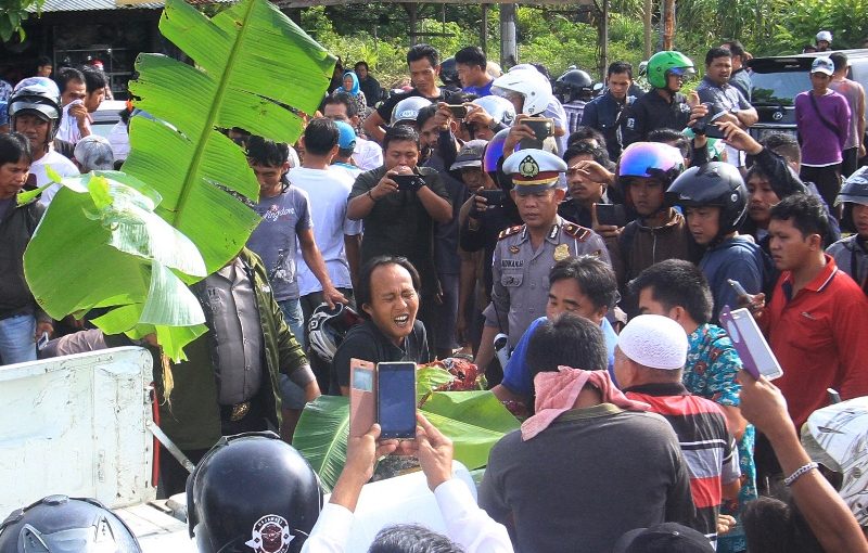 Meregang Nyawa di Jalan Raya, Tejatuh, Dilindas Truk