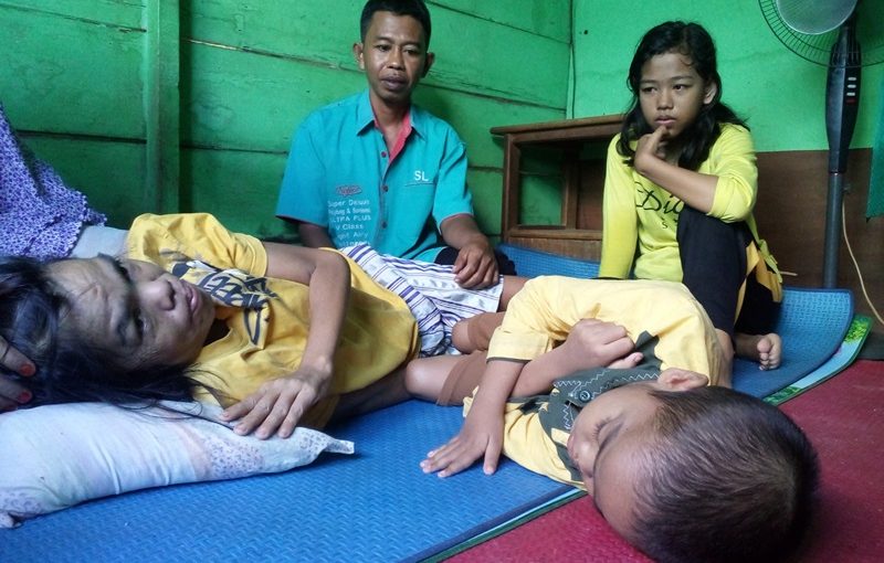 Derita Keluarga Edi Candra, Istri Stroke, Anak Lumpuh Hanya Mampu Berobat ke Dukun