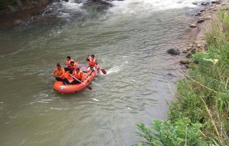 Siswi SMP 26 Diduga Hanyut Belum Ditemukan