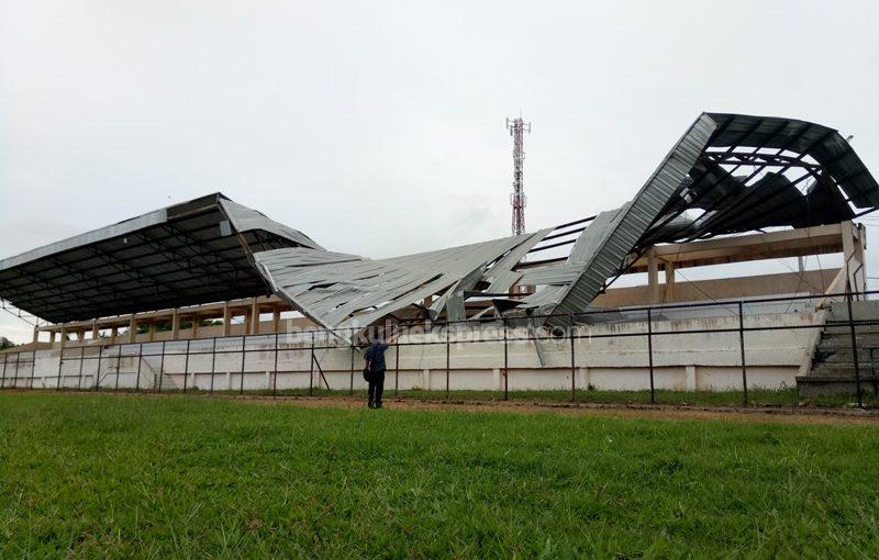 Dihantam Angin, Tribun Stadion Roboh