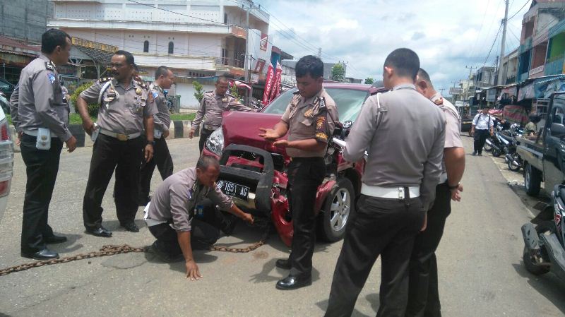 Sopir Kejang-kejang, Terios Hantam Pick Up